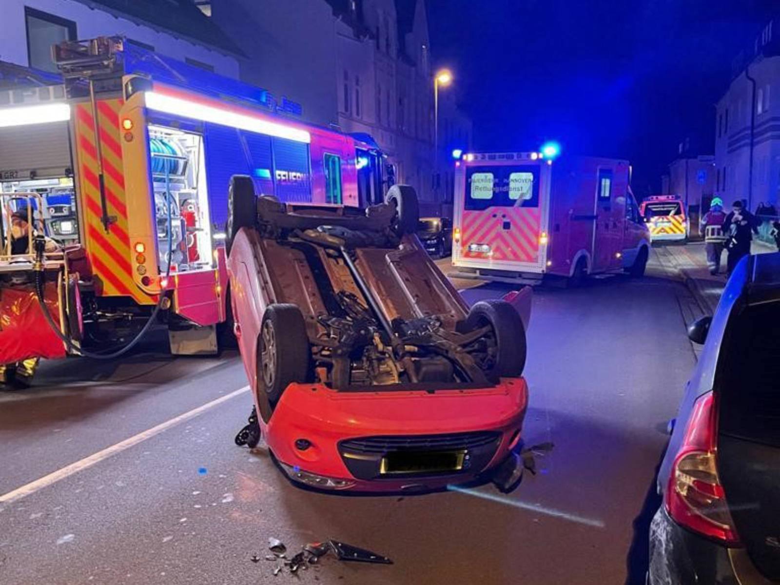 Verkehrsunfall mit einem auf dem Dach liegendem PKW im Stadtteil Groß Buchholz